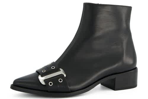 Entdecke die wichtigsten Stiefeltrends 2025: Von Animalprints über Reiterstiefel bis zu warmen Snowboots. Alle Boots-Highlights für Herbst/Winter im Überblick.