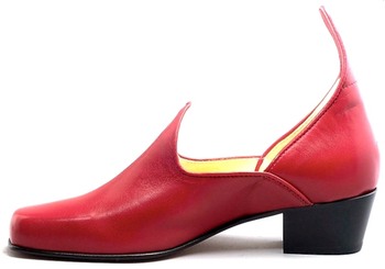 Formschöne, handgefertigte Schuhe charakterisieren den Stil von ARTSHOCK-Schuhen, die aus schadstofffrei gegerbtem Leder handgefertigt sind.