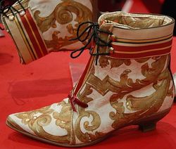 Schuhstyling: alte Schuhe erstrahlen in neuem Glanz - Echte Unikate entstehen in der Ideen-Werkstatt von Klaus Niehaus. Seine Kreativität bewahrt Lieblingsschuhe, die in die Jahre gekommen sind, davor ausgemistet zu werden. Ob elegant, extravagant oder ausgeflippt, stylisch Ideen verleihen jedem Paar Schuhe neuen, ungeahnten Glanz.  