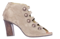 DKODE Schuhe erobern die Fashionwelt mit originellen Looks - Auch in der neuen Saison dreht sich bei DKode alles um außergewöhnliche Schuhe, die sich von der Masse abheben. Sie sind genau das Richtige für alle, die Wert auf einen individuellen Look legen. Für Damen umfasst das Sortiment Ballerinas, Pumps, aber auch rustikale Stiefeletten und Stiefel. Herren können zwischen Loafer, Desert-Boots und angesagten Budapestern wählen.