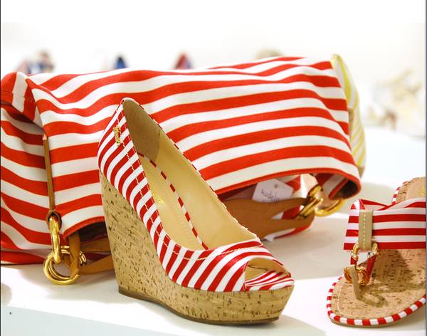 Marine Look bleibt ein Sommerthema Schuhe und Taschen in Rot-Weiss und Blau-Weiss-Streifen Kombi ist ein Dauerbrenner