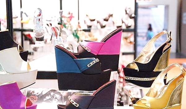 Schuhtrends Sommer 2012_ zweifarbigkeit ist Trumpf, Wedges und Gold sind angesagt