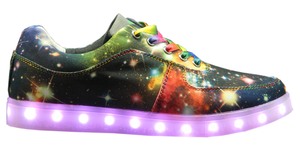 [title] - Ab sofort dürfen wir uns auf coole nat-2 LED-Sneaker freuen! Ab Mitte März 2015 bringt das Münchner Schuh-und Accessoire-Label nat-2 drei Sneaker-Modelle auf den Markt, in deren Sohlen LEDs integriert sind.