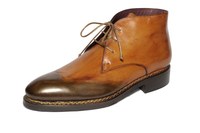 Elegante italienische Herrenschuhe adeln jedes Outfit.Traditionelles Schuhhandwerk und feinstes Leder machen so manche italienische Schuhe zu begehrten Luxusobjekten. Klassische Business-Schuhe sind ebenso beliebt wie Luxusschuhe für den Auftritt am Abend oder elegante Freizeitschuhe 