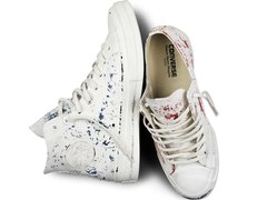 Das ist kein Witz! Die brandneuen Converse-Sneaker - die in Kooperation mit dem französischen Avantgarde-Modehaus Maison Martin Margiela kreiert wurden - sind vollständig mit weißer Farbe handbemalt. Der Clou an der Sache ist, dass der Anstrich aufbricht, je öfter die Sneaker getragen werden und erst dann die darunterliegende Original-Converse-Farbe zum Vorschein kommt.