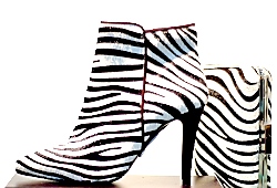 Beim Zebralook setzen die Designer auf den Farbklassiker Schwarz-Weiss,Ob Pumps, Stiefel oder Boots: die neuen Schuhe, Stiefel und Accessoires im Zebra-Look sind echte Hingucker.