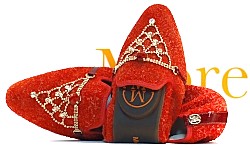 [title] - Morena Morena Ballerinas sind extravagant, handgefertigt, ultra bequem zu tragen und darüber hinaus praktisch, weil faltbar. Das britische Label Morena Morena folgt keinen kurzlebigen Trends. Die flachen Schuhe tragen eine luxuriöse Handschrift und werden aus hochwertigsten Materialien in Handarbeit hergestellt.