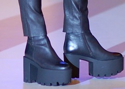 Welche Stiefel sind im Herbst-Winter  2014-2015 angesagt? Die Trends der neuen Saison wurden auf der internationalen Schuhmesse in Düsseldorf präsentiert.  Entdecken Sie in unserer Fotogalerie heute schon, welche Stiefel in der kommenden Saison in den Geschäften auf uns warten.