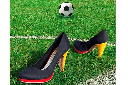 [title] - Wenn das Fussball-Fieber grasiert, kommen auch Schuh-Designer nicht am Thema vorbei.  Ob WM oder EM:  Schuhe in Nationalfarben sind ein  Fan-Artikel der besonderen Art.